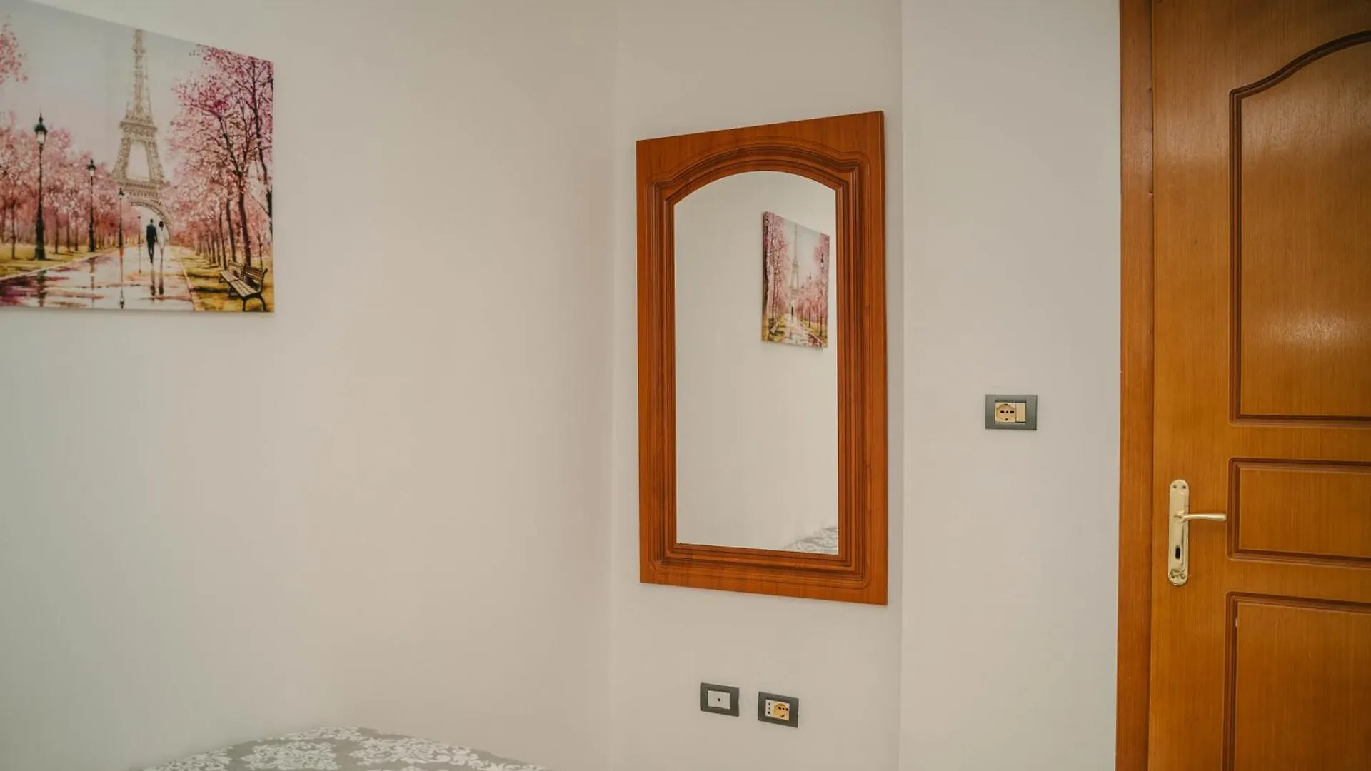 Peaceful Villa In New Bazaar Tiran
